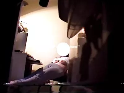 تظهر الفتاة ذات افلام سكس عربى مترجمة الشعر الأسود حلمتها وجملها