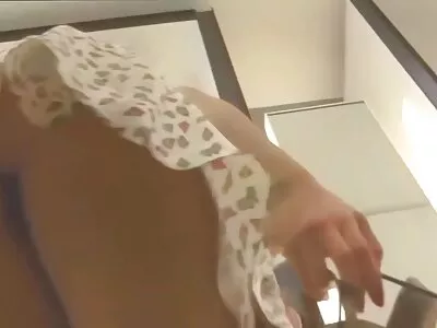 سمراء طويلة الشعر اللذيذة تظاهر سكس اجنبي على عربي منفردا