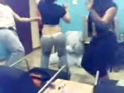 مراهق بأيدي وعينين مقيدتين افلام سكس اجنبي مترجم يعطي اللسان
